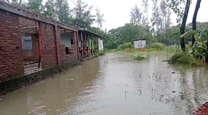 জায়গায় জায়গায় বাধা, পানি নামবে কোন পথে?